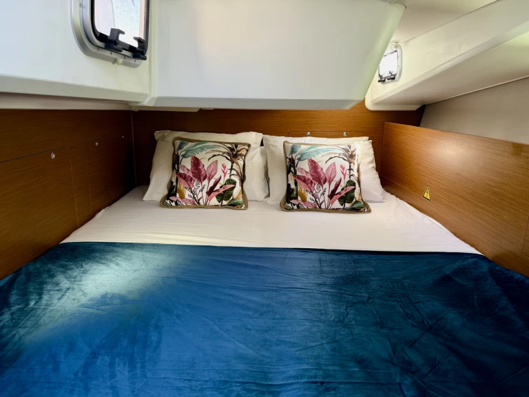 Hire Sailboat Jeanneau with a boat licence