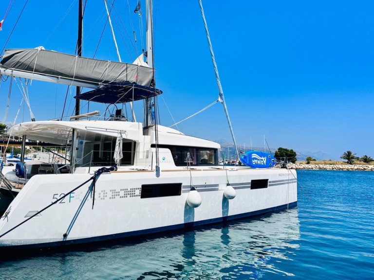 Hire Catamaran Lagoon with a boat licence