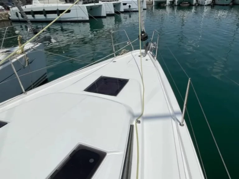 Sailboat to hire Alimos at the best price