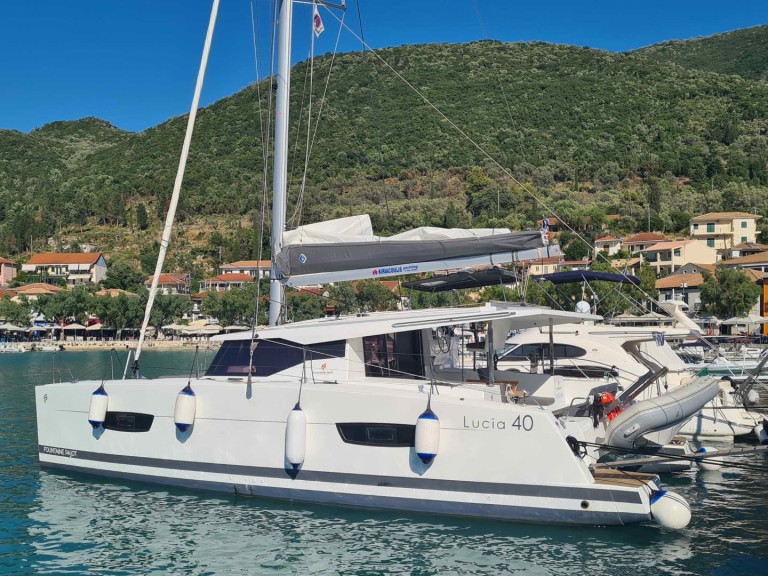Catamaran hire in Lefkáda - Fountaine Pajot Lucia 40