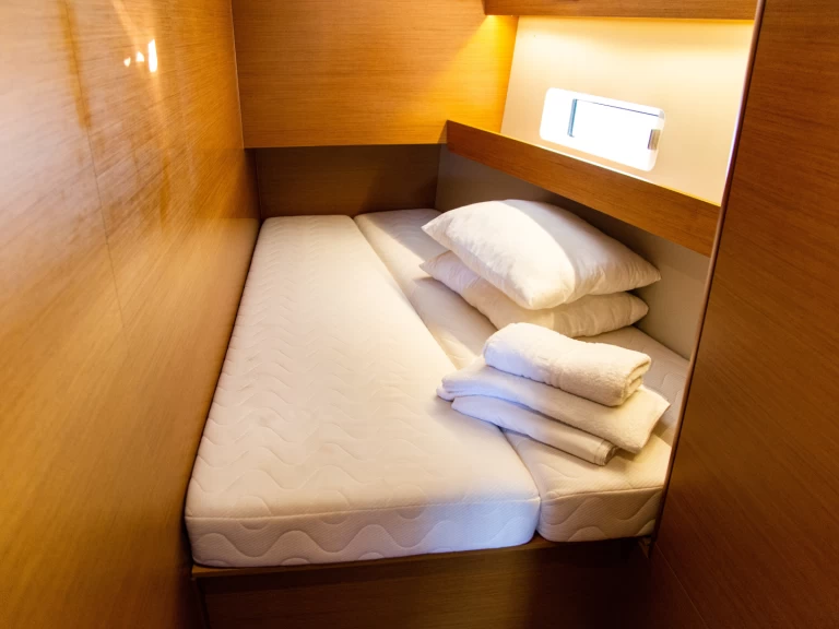 Hire a Jeanneau Sun Odyssey 490 Lávrio