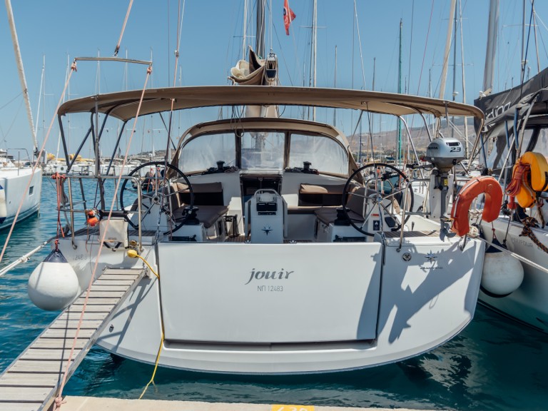 Hire Sailboat Jeanneau with a boat licence