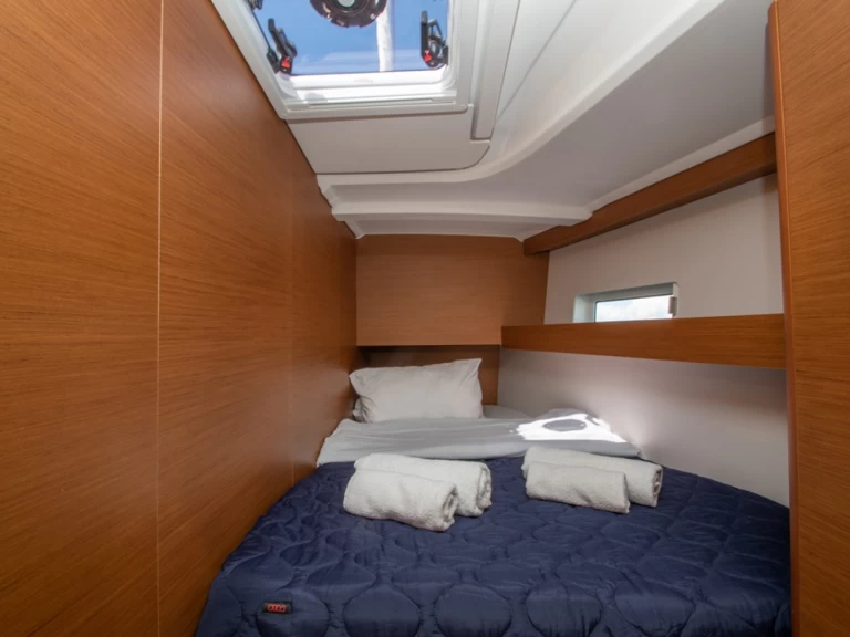 Hire Sailboat Jeanneau with a boat licence