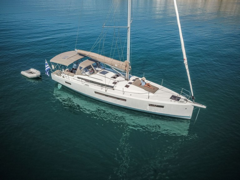 Sailboat to hire Lávrio at the best price