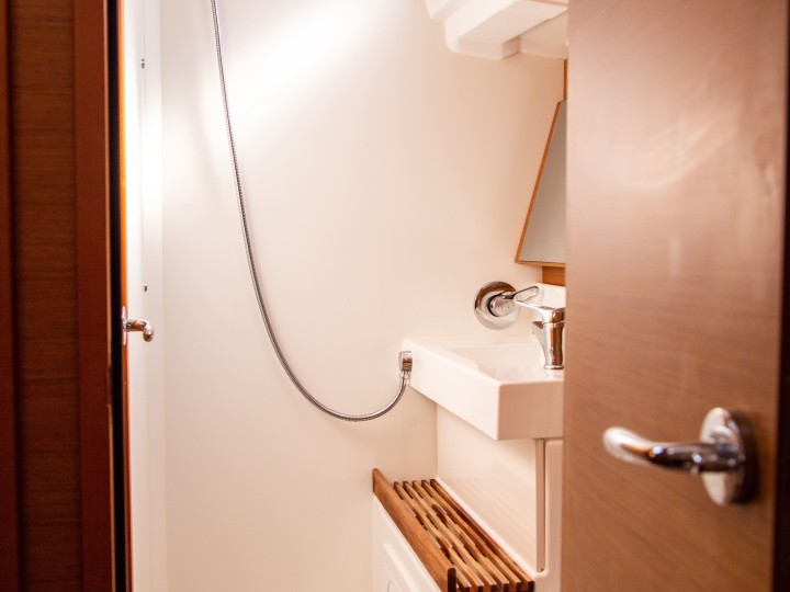 Hire Sailboat Jeanneau with a boat licence