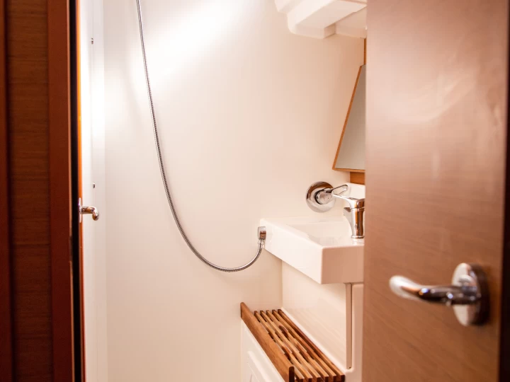 Hire Sailboat Jeanneau with a boat licence