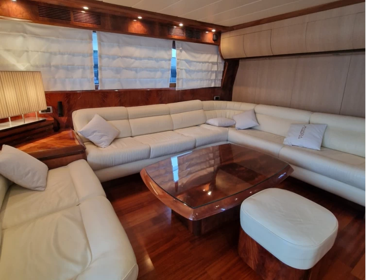 Yacht hire San Vincenzo cheap 20 s