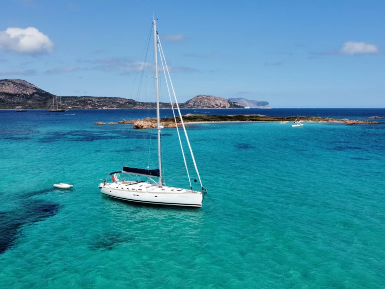Charter a Bénéteau Oceanis 523 Clipper in Golfo Aranci on Samboat