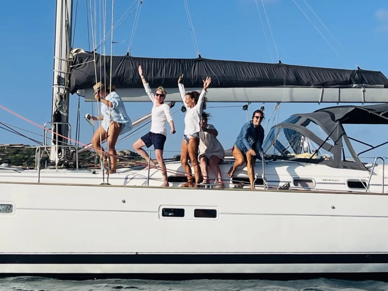 Charter a Bénéteau Oceanis 523 Clipper in Golfo Aranci on Samboat