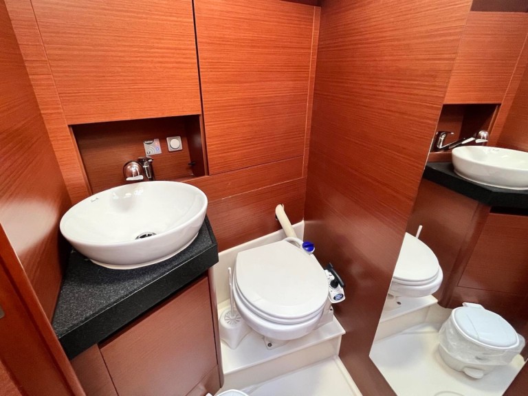 Sailboat to hire Lávrio at the best price