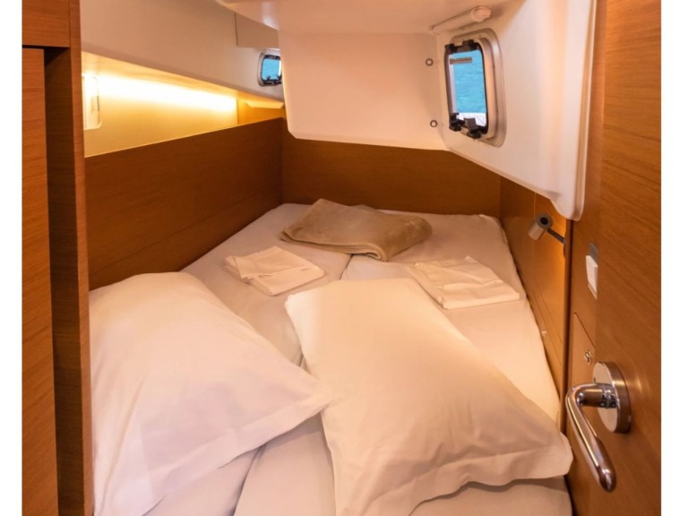 Hire Sailboat with or without skipper Jeanneau Vibo Marina