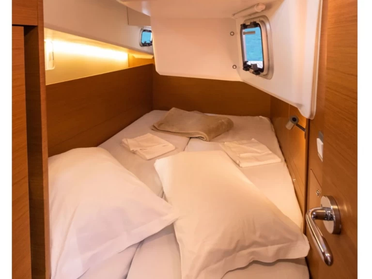 Hire Sailboat with or without skipper Jeanneau Vibo Marina