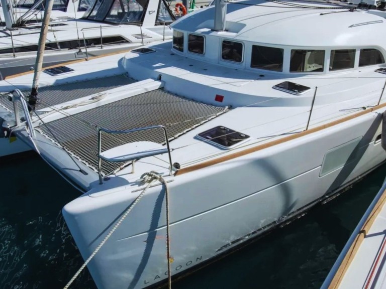 Charter a Lagoon Lagoon 380[G] in Vibo Marina on Samboat