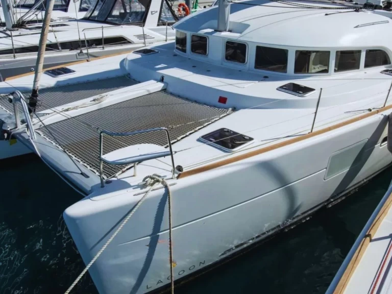 Charter a Lagoon Lagoon 380[G] in Vibo Marina on Samboat