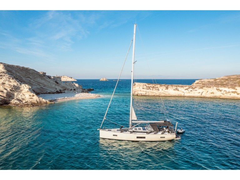 Charter a Bavaria Bavaria C57 in Lávrio on Samboat