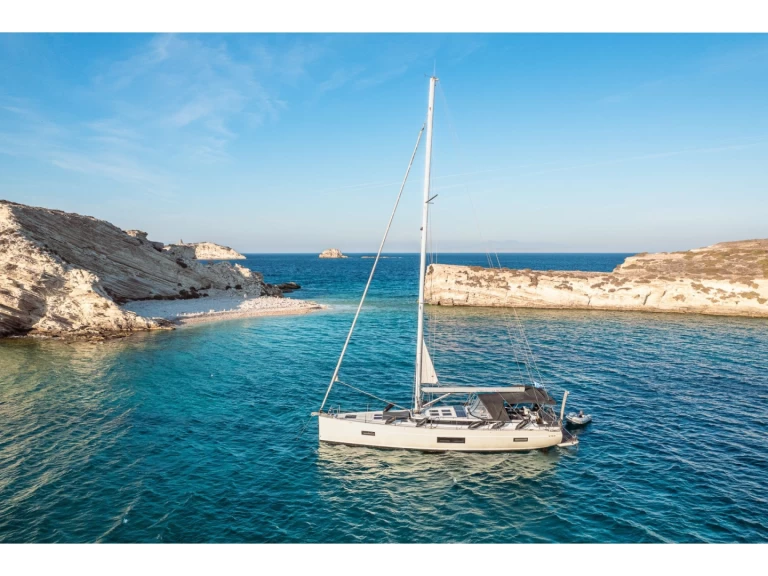 Charter a Bavaria Bavaria C57 in Lávrio on Samboat