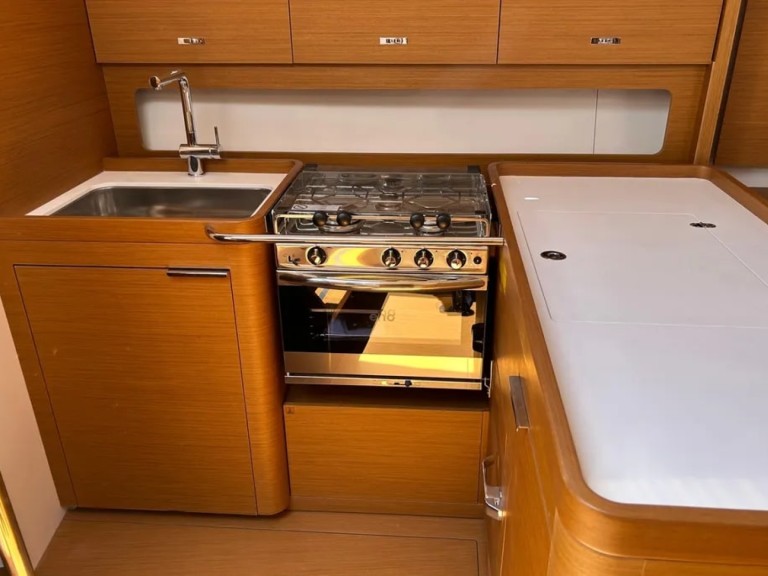 Sailboat to hire Lávrio at the best price