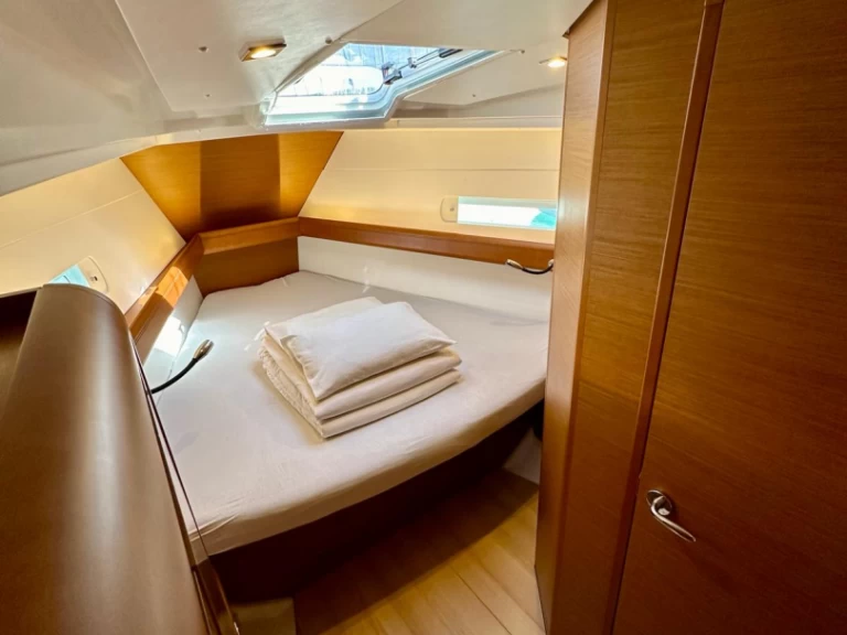 Hire a Jeanneau Sun Odyssey 419 Drage