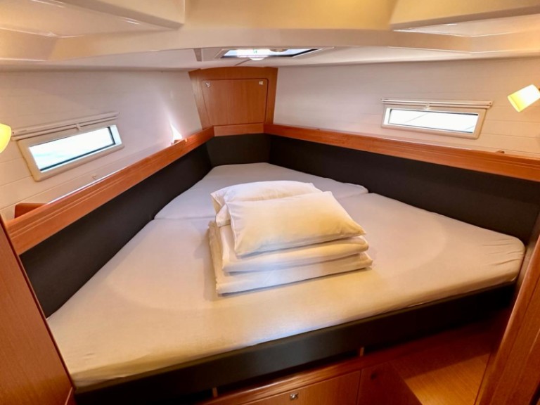 Hire Sailboat Bavaria with a boat licence