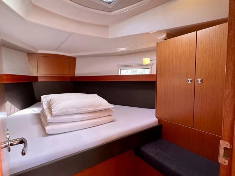 Sailboat hire in Drage - Bavaria Cruiser 37