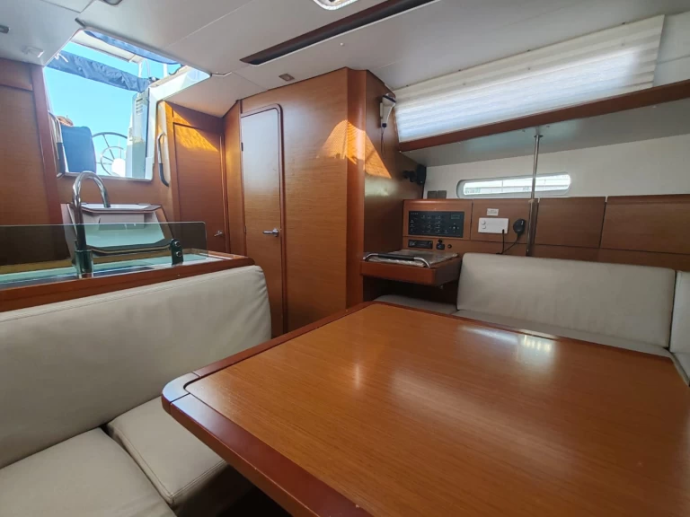 Hire Sailboat Jeanneau with a boat licence