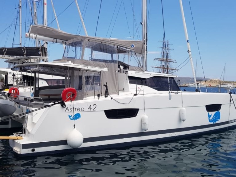 Catamaran to hire Lávrio at the best price