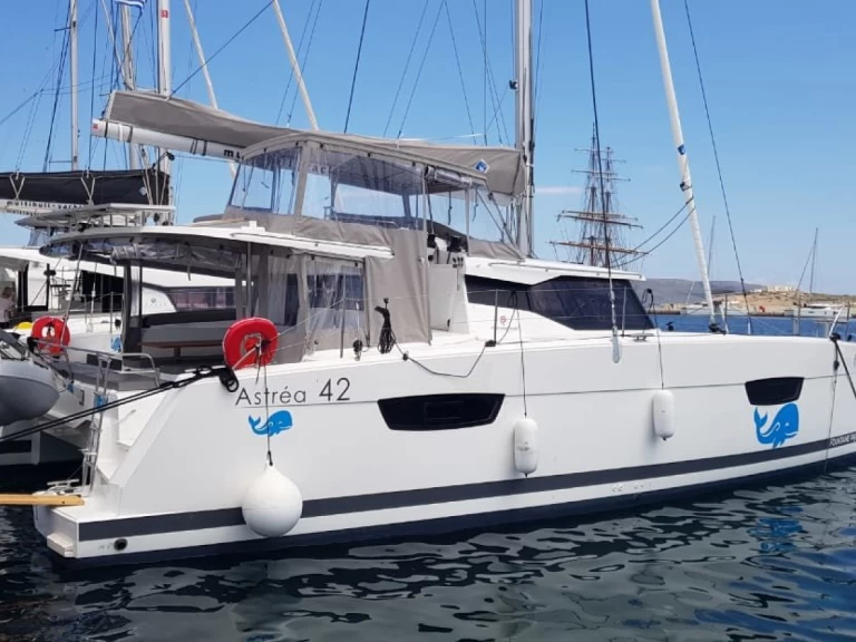 Catamaran to hire Lávrio at the best price