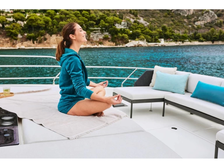 Yacht charter Capo d'Orlando - Prestige Prestige M48 on SamBoat