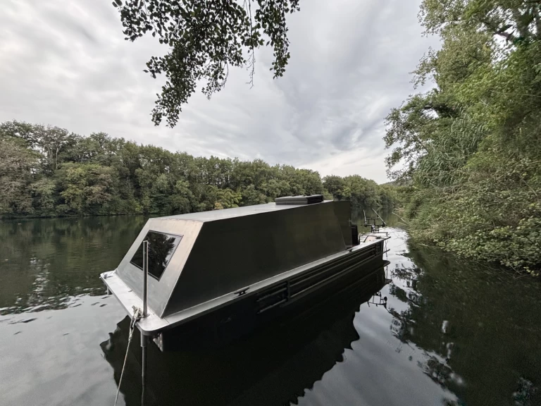 ARYNBOAT 530E charter bareboat or skippered in  Caix