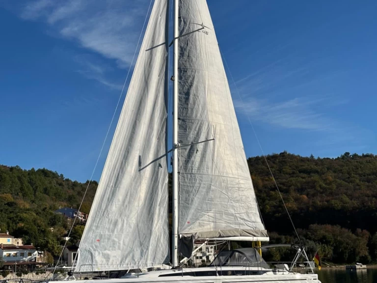 Charter a Bavaria Bavaria C46 in Trget on Samboat