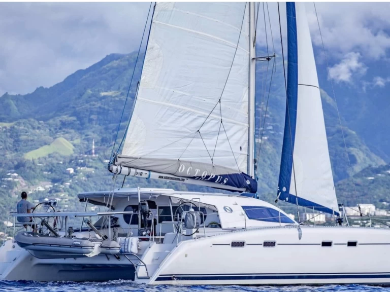 Charter a Nautitech Nautitech 47 in Uturoa on Samboat