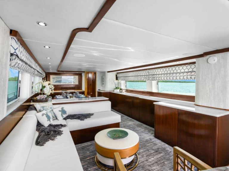 Hire Luxury Yacht Maiora with a boat licence