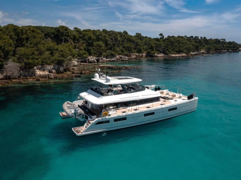 Hire Luxury Yacht Lagoon with a boat licence