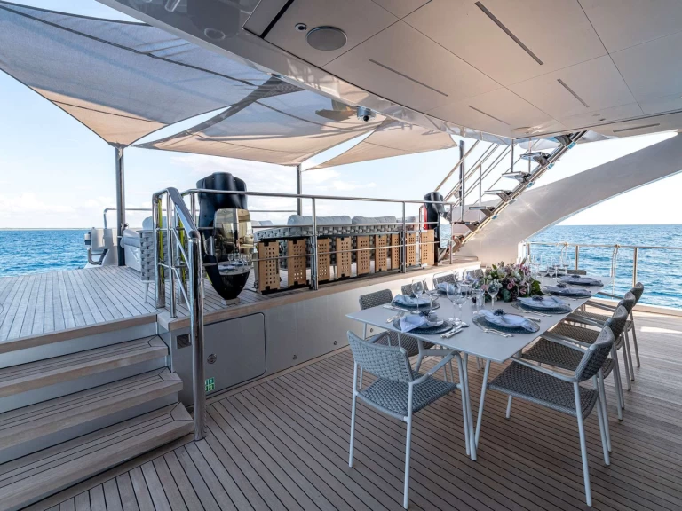 Hire Luxury Yacht Pershing with a boat licence