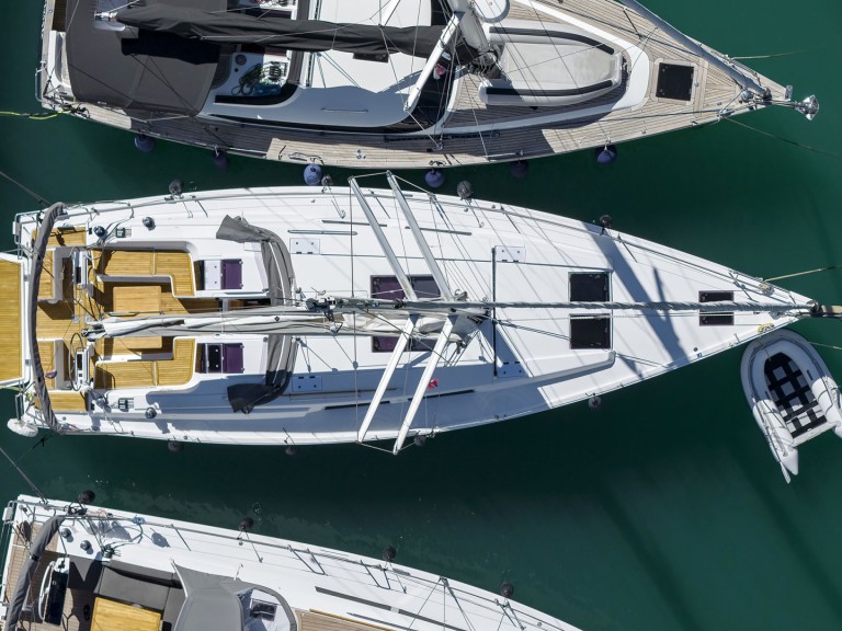 Sailboat to hire Komolac at the best price