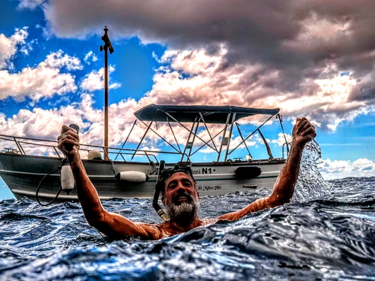 Hire Motorboat Mileo with a boat licence