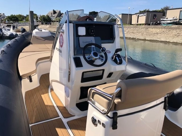 Hire RIB Bwa with a boat licence