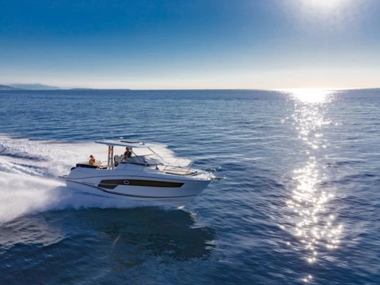 Hire a Jeanneau Cap Camarat 10.5 WA série 2 La Trinité-sur-Mer