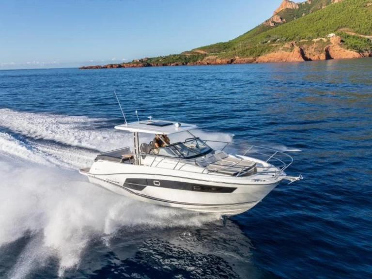 Yacht hire La Trinité-sur-Mer cheap Cap Camarat 10.5 WA série 2