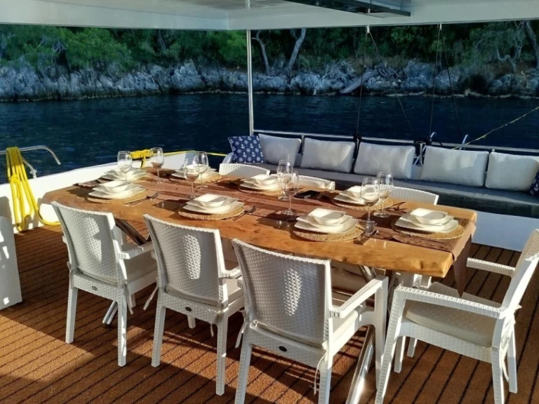 Hire Luxury Yacht  with a boat licence