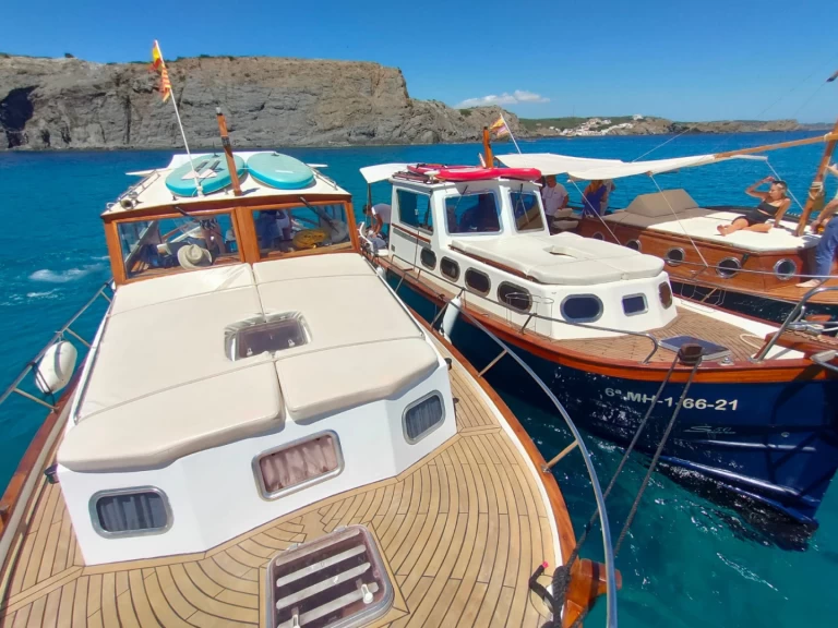 Hire Motorboat Capeador with a boat licence