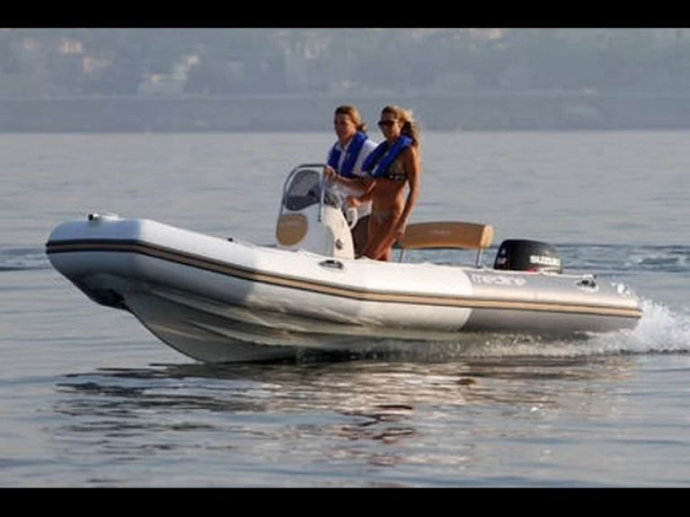 Hire RIB Zodiac with a boat licence