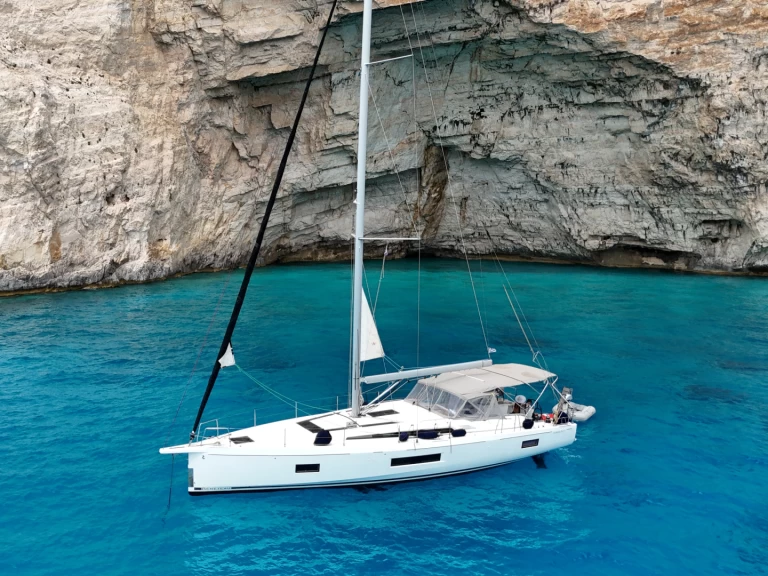 Sailboat to hire Vlycho at the best price
