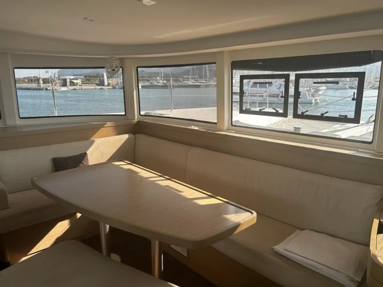 Catamaran hire in Lefkáda - Lagoon Lagoon 42