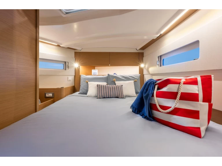 Hire a Jeanneau Sun Odyssey 415 Níkiti