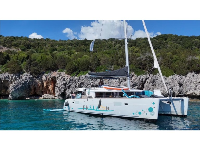 Catamaran to hire Lefkáda at the best price