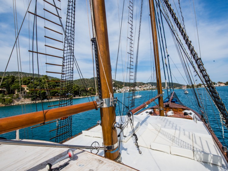 Hire a  Gulet Alimos