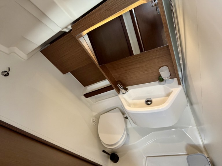 Charter a Bénéteau Oceanis 51.1 in Primošten on Samboat