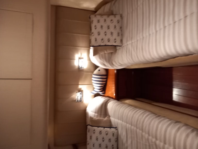 Hire Luxury Yacht Rodman with a boat licence