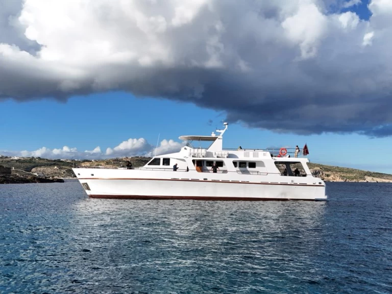 Hire Motorboat Pathfinder with a boat licence